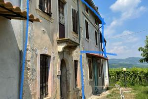 Porzione di casale con quota di terreno/vigneto