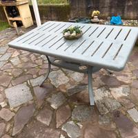 Tavolo in metallo da giardino