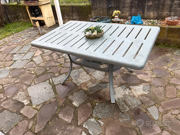 Tavolo in metallo da giardino