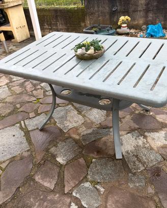 Tavolo in metallo da giardino