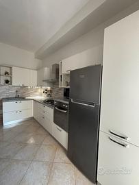Cucina completa con elettrodomestici