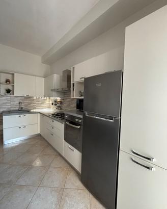 Cucina completa con elettrodomestici