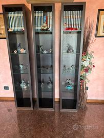 Set di tre vetrinette in legno e vetro