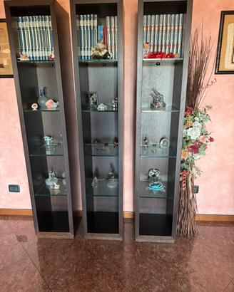 Set di tre vetrinette in legno e vetro