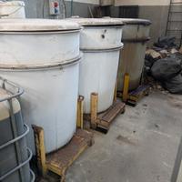 3 mastelle con bancale in ferro piene di olio
