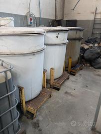 3 mastelle con bancale in ferro piene di olio