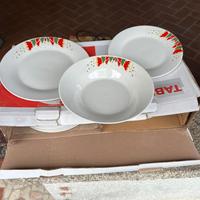 SERVIZI DI PIATTI NATALIZI IN PORCELLANA – 2 SET D