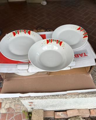 SERVIZI DI PIATTI NATALIZI IN PORCELLANA – 2 SET D