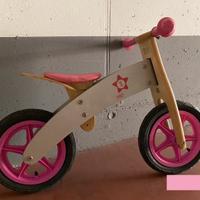 Bicicletta in legno senza pedali