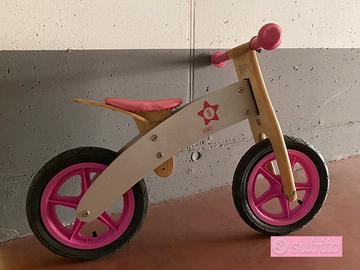 Bicicletta in legno senza pedali
