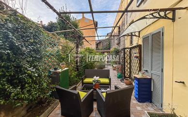 APPARTAMENTO CON GIARDINO PAVIMENTATO AL CENTRO ST