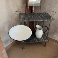 Toilette completa di specchio, catino e brocca.