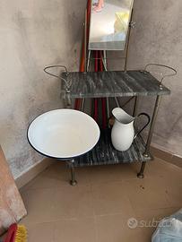 Toilette completa di specchio, catino e brocca.