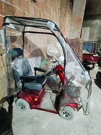 Scooter elettrico per anziani/disabili con cabina