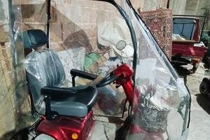 Scooter elettrico per anziani/disabili con cabina