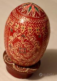 Uovo di legno dipinto a mano