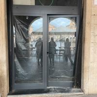 Vetrata connporta per negozi