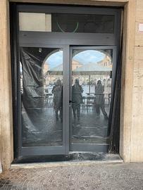 Vetrata connporta per negozi