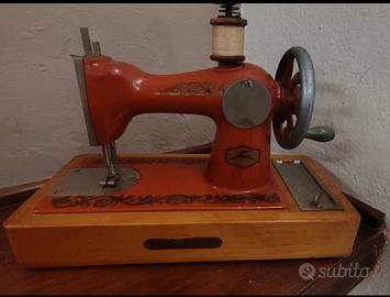 Macchina da cucire vintage Ussr anni ' 70