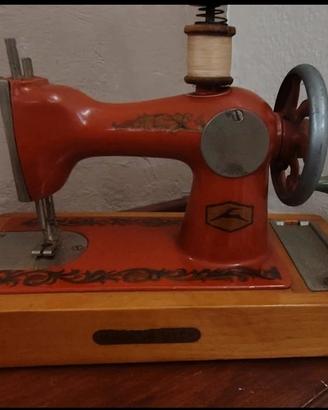 Macchina da cucire vintage Ussr anni ' 70