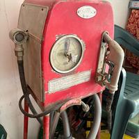 Distibutore di benzina antico