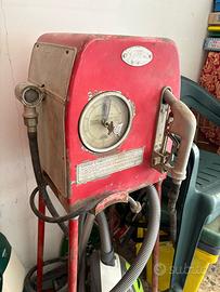 Distibutore di benzina antico