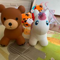 Orso e unicorno cavalcabili
