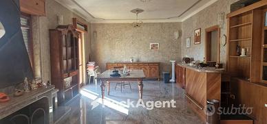 IMMOBILE DI AMPIA METRSTURA POSTO SU 2 LIVELLI , I