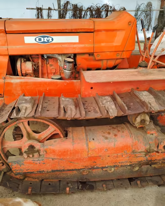 Attrezzature agricole e Trattore Cingolato OM 655