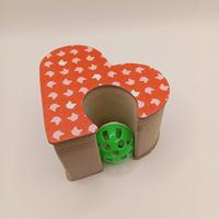 Gioco in cartone con pallina per gatti