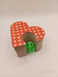 Gioco in cartone con pallina per gatti