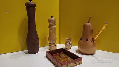 Cinque oggetti in legno