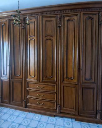 Armadio grande in legno massello stile classico