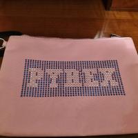 Pochette della PYREX rosa e brillantini bluette