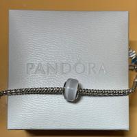 Charm di Pandora bianco e argento
