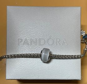 Charm di Pandora bianco e argento