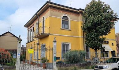 Villa di 305 m² con 5 locali e box auto a Pandino