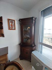 Mobile con vetrina e anta