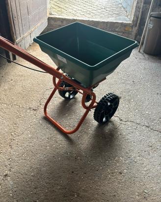 Spandi semi spandi concime giardino