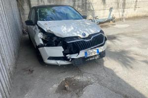 si vende auto incidentata.