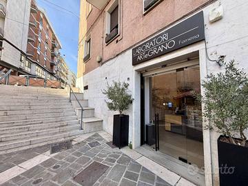 Negozio a Matera, piazza Ascanio Persio, 6 locali