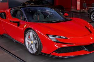 DISPONIAMO DI RICAMBI AUTO FERRARI SF90 MATERIALE 