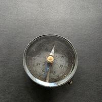 bussola antica in metallo