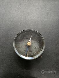 bussola antica in metallo