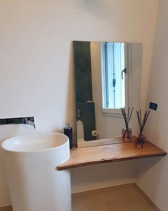 Mensole  e tavoli in legno massello
