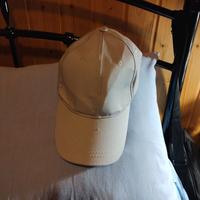 Cappellino con visiera in tessuto.
-