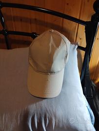 Cappellino con visiera in tessuto.
-