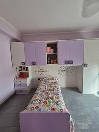 Cameretta con letto completo di rete e materasso