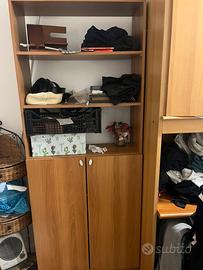 Armadio con ante e ripiani