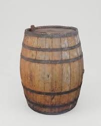 baule antico , lampada antica a olio , botte antic